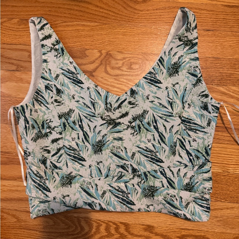 Zara blue and white floral top with zipper detail. Size M. no damage.